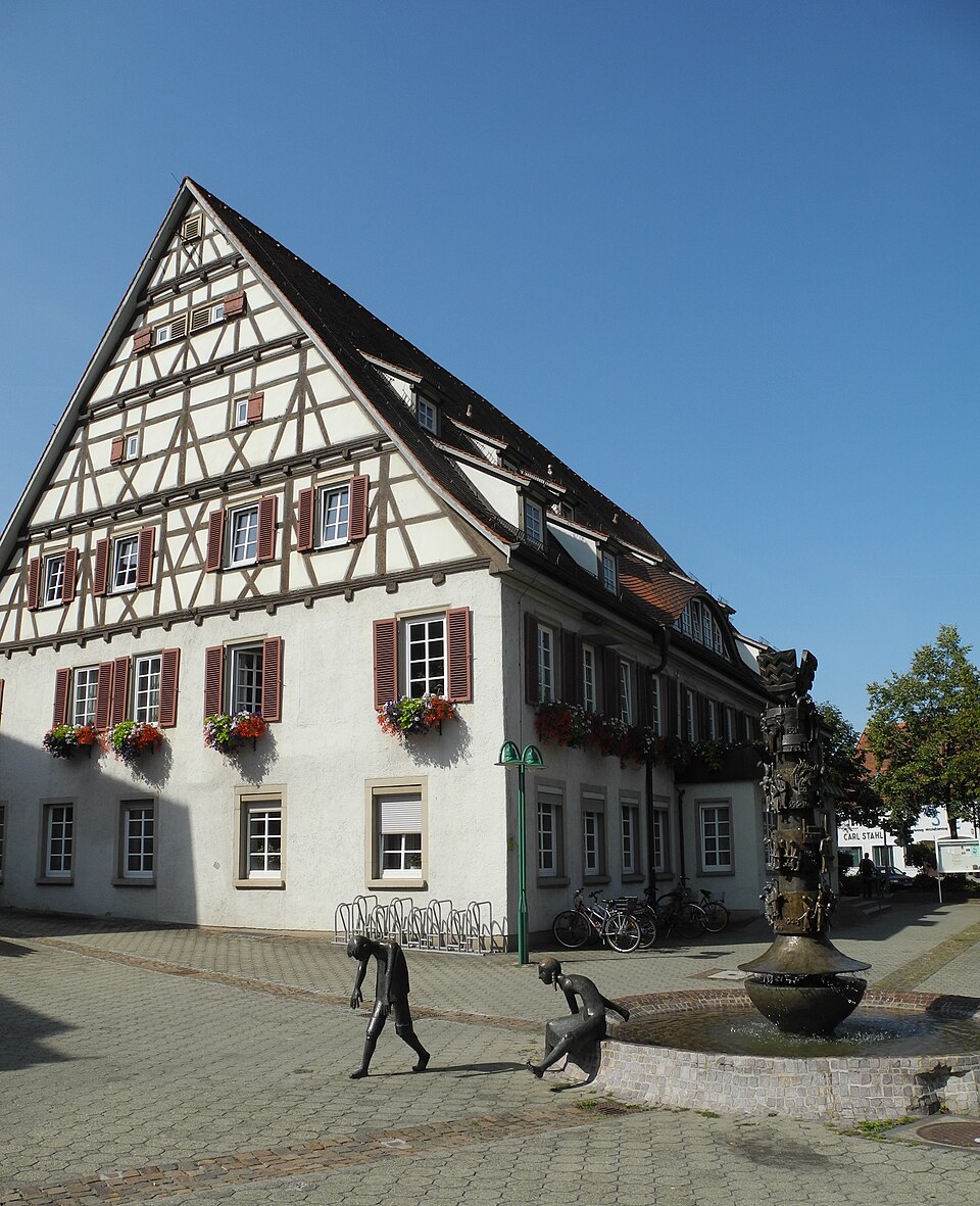 Dach-Fachbetriebe in Süßen: Rathaus ab Fachwerk, mit Brunnen