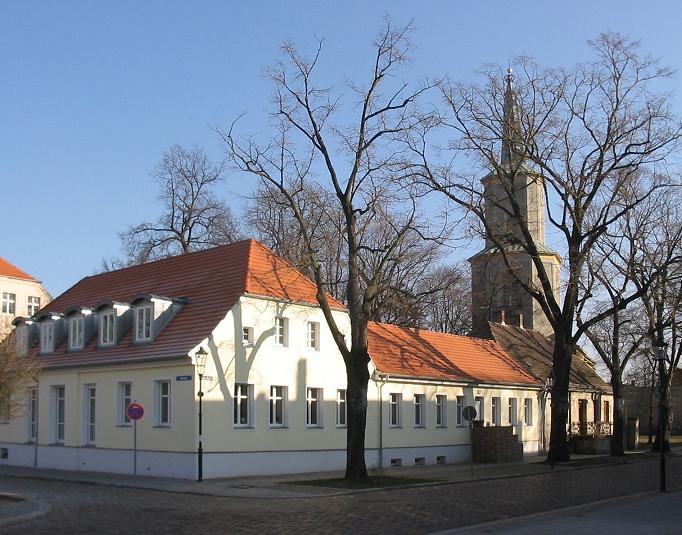 Dach-Fachbetriebe in Teltow: Marktplatz und Kirche – Foto: Lienhard Schulz Dach-Fachbetriebe in Teltow: Marktplatz und Kirche