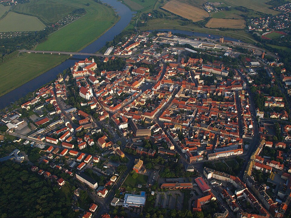 Dach-Fachbetriebe in Torgau: Stadtansicht – Foto: Wolkenkratzer Dach-Fachbetriebe in Torgau: Stadtansicht