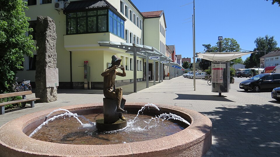 Dach-Fachbetriebe in Traunreut: Rathausbrunnen – Foto: Flodur63 Dach-Fachbetriebe in Traunreut: Rathausbrunnen