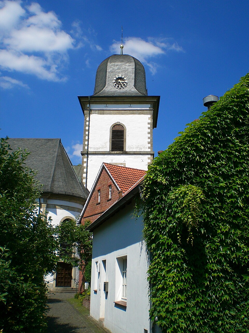 Dach-Fachbetriebe in Verl: St. Anna Kirche, Blick auf den Turm – Foto: C-we Dach-Fachbetriebe in Verl: St. Anna Kirche, Blick auf den Turm