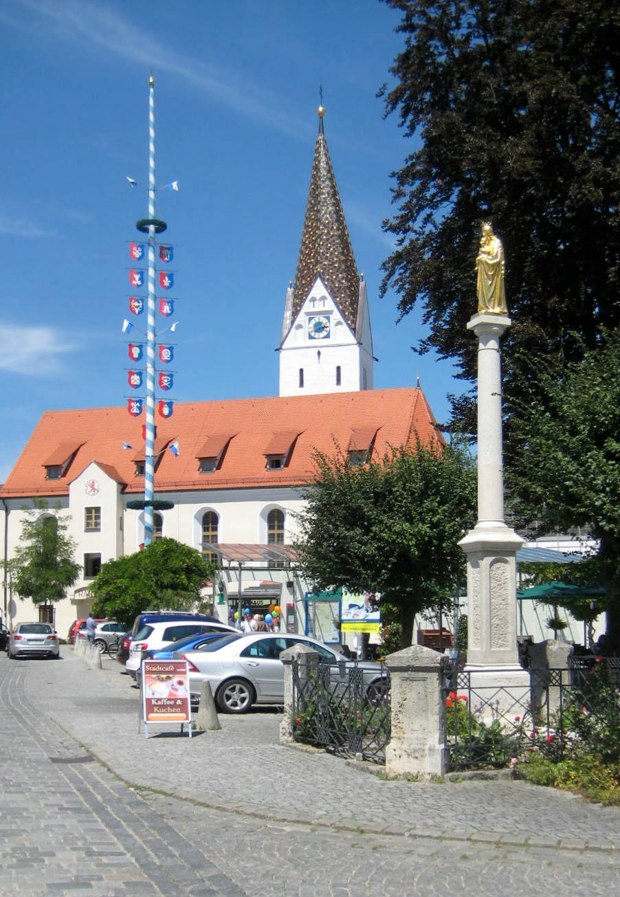 Dach-Fachbetriebe in Vohburg an der Donau: Blick auf Mariensäule und Rathaus