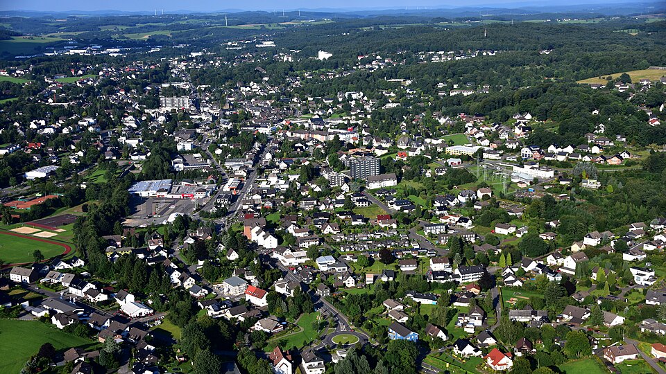 Dach-Fachbetriebe in Waldbröl: Stadtansicht – Foto: Wolkenkratzer Dach-Fachbetriebe in Waldbröl: Stadtansicht