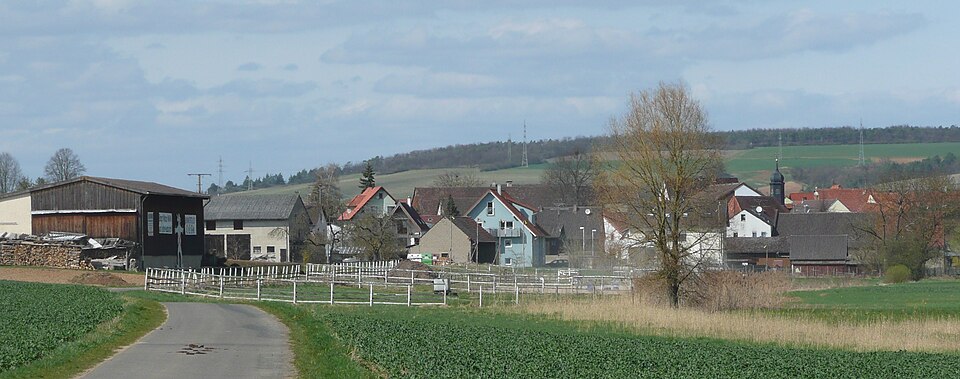 Dach-Fachbetriebe in Waldbüttelbrunn: Mädelhofen, Ortsansicht – Foto: Carport Dach-Fachbetriebe in Waldbüttelbrunn: Mädelhofen, Ortsansicht