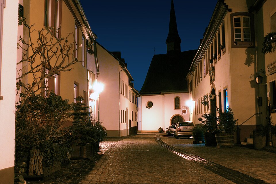 Dach-Fachbetriebe in Walluf: Stadtansicht – Foto: Schwege at German Wikipedia Dach-Fachbetriebe in Walluf: Stadtansicht
