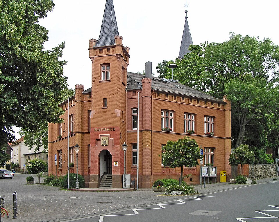 Dach-Fachbetriebe in Wehrheim: Rotes Rathaus – Foto: Karsten Ratzke Dach-Fachbetriebe in Wehrheim: Rotes Rathaus