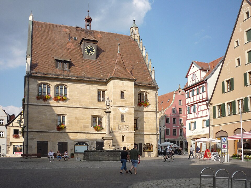 Dach-Fachbetriebe in Weißenburg in Bayern: Altes Rathaus – Foto: Pedelecs Dach-Fachbetriebe in Weißenburg in Bayern: Altes Rathaus