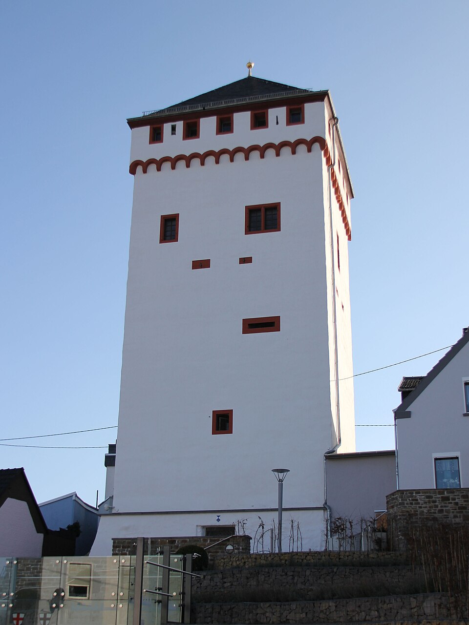 Dach-Fachbetriebe in Weißenthurm: Weißer Turm – Foto: Holger Weinandt Dach-Fachbetriebe in Weißenthurm: Weißer Turm
