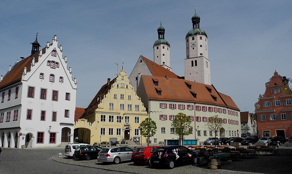Dach-Fachbetriebe in Wemding: Marktplatz mit histor. Rathaus – Foto: Franzfoto Dach-Fachbetriebe in Wemding: Marktplatz mit histor. Rathaus
