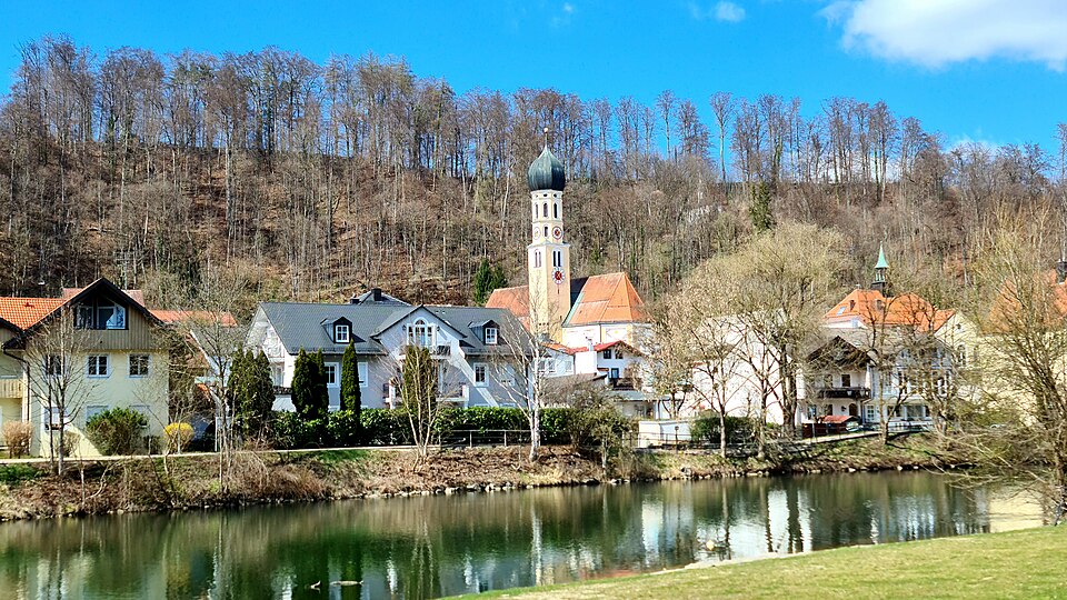 Dach-Fachbetriebe in Wolfratshausen: Altstadt vom Loisach-Ostuferpark – Foto: Ricardalovesmonuments Dach-Fachbetriebe in Wolfratshausen: Altstadt vom Loisach-Ostuferpark